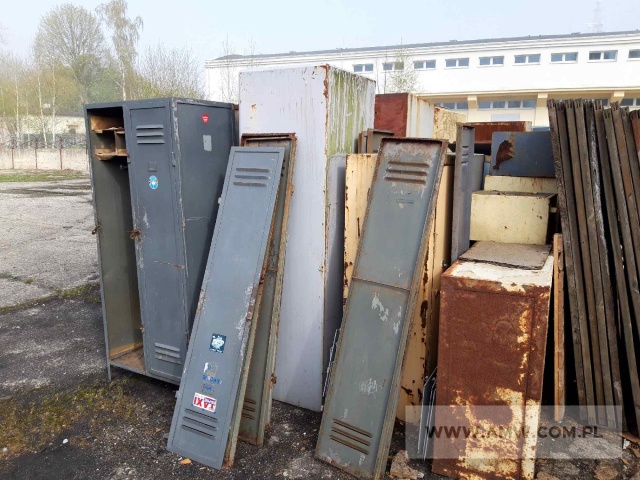 Sprzęt kwaterunkowy (z demontażu, niekompletny), pakiet zawierający 18 poz. asort. (wg oddzielnego wykazu), w tym m.in.: szafy na akta metalowe, sejfy stalowe itp. 